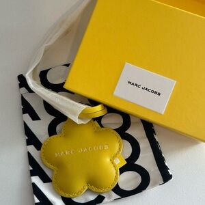 MARC JACOBS The Daisy Leather Mirror Bag Charm